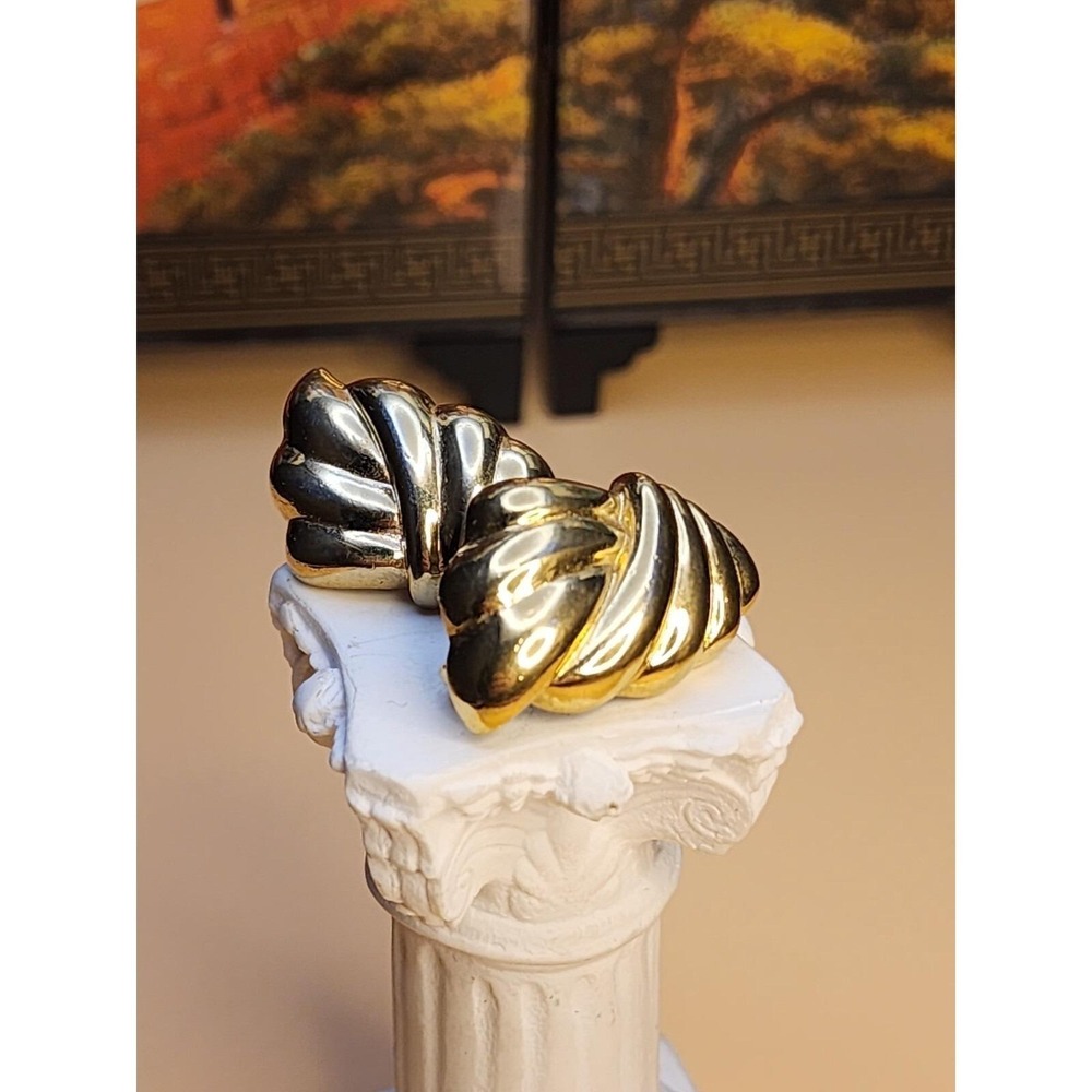 64 Yr Old Signed CROWN TRIFARI Gold Tone Scalloped Clip-On Earrings FREE $HIP!! - Picture 3 of 7